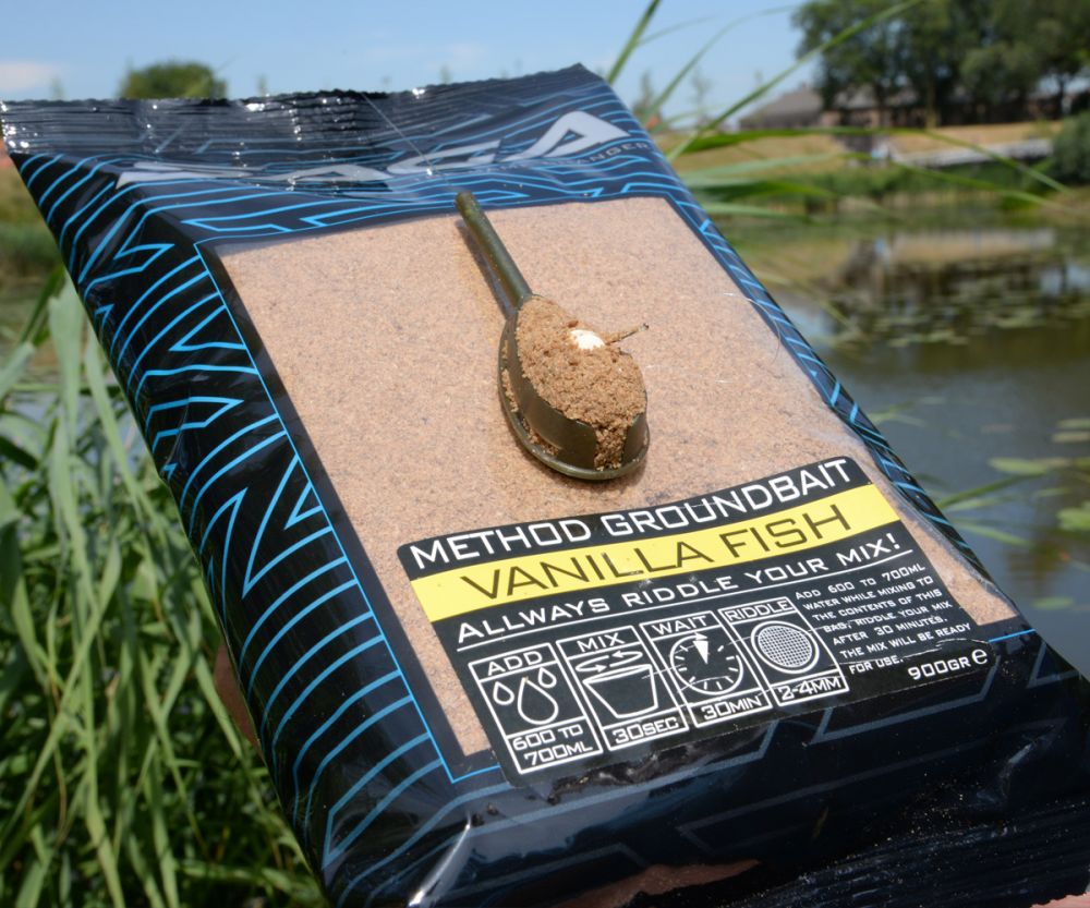 Saga METHOD GROUNDBAIT VANILLA FISH 900G_1